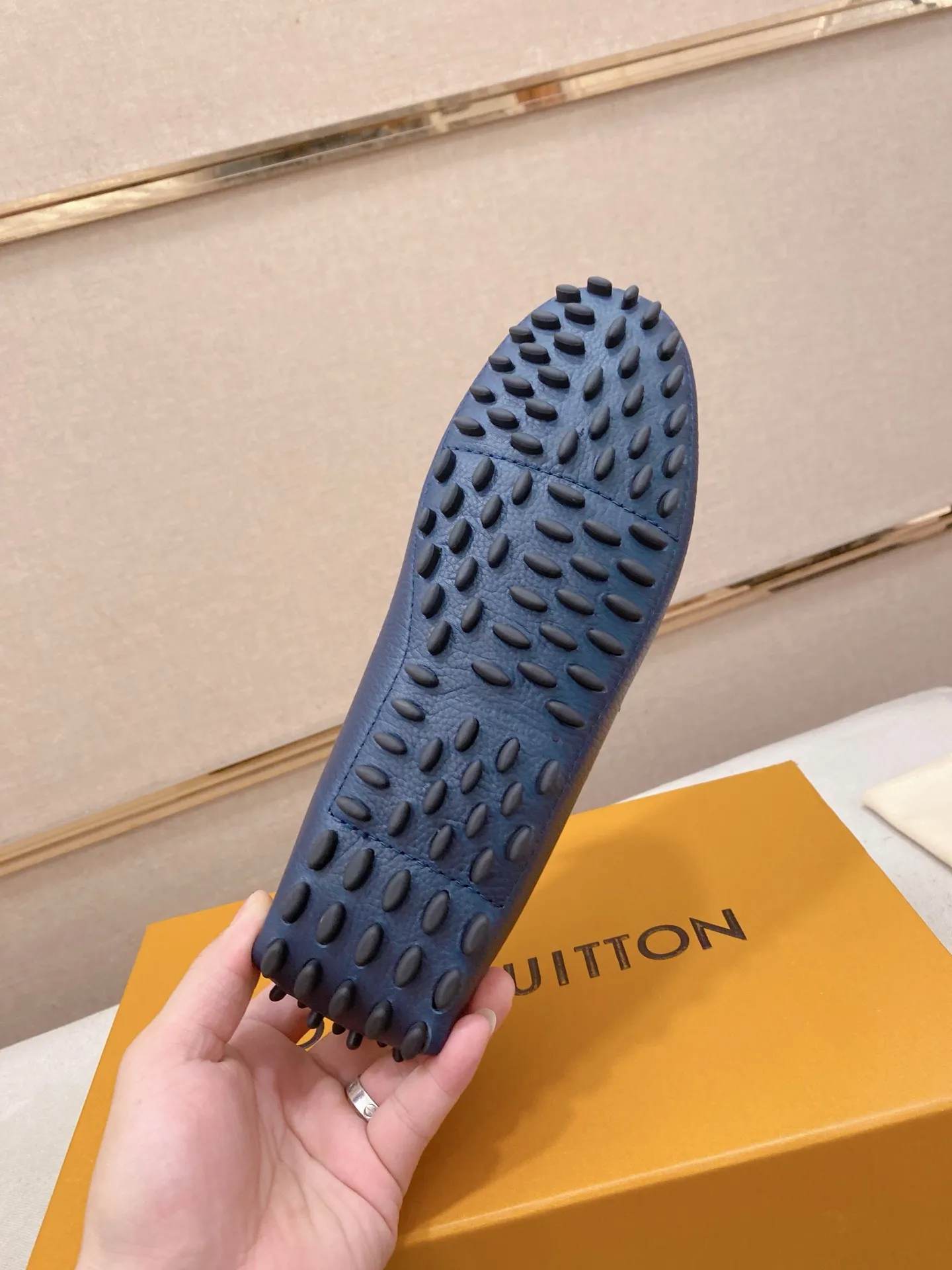Factory price: 500💰High-end quality! LV 🆕🆕Exclusive hot-selling products in stock🔥🔥New products on the shelves, high-quality Ferragamo men's pea shoes, high-end casual driving shoes, with complete packaging! 💪 💪 Material: imported pebbled first-layer cowhide 🐂 + imported high-quality buffalo leather lining + wear-resistant outsole 👍🏻👍🏻 Features: high-end and comfortable, purely handmade 🚀 🚀 Create the perfect shoe that suits you best 🔥 🔥 Size: (38-44) 45 standard size can be customized!